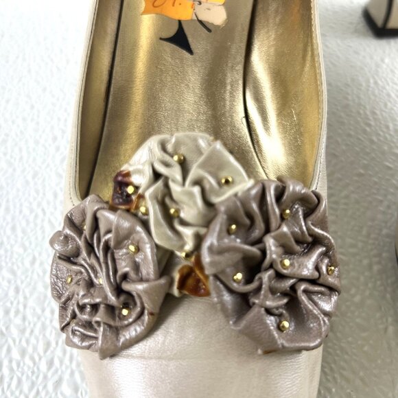 Adrienne 8.5 Womens Bone Leather Heels With Floral Embellishments & Gold Accents - Picture 12 of 16
